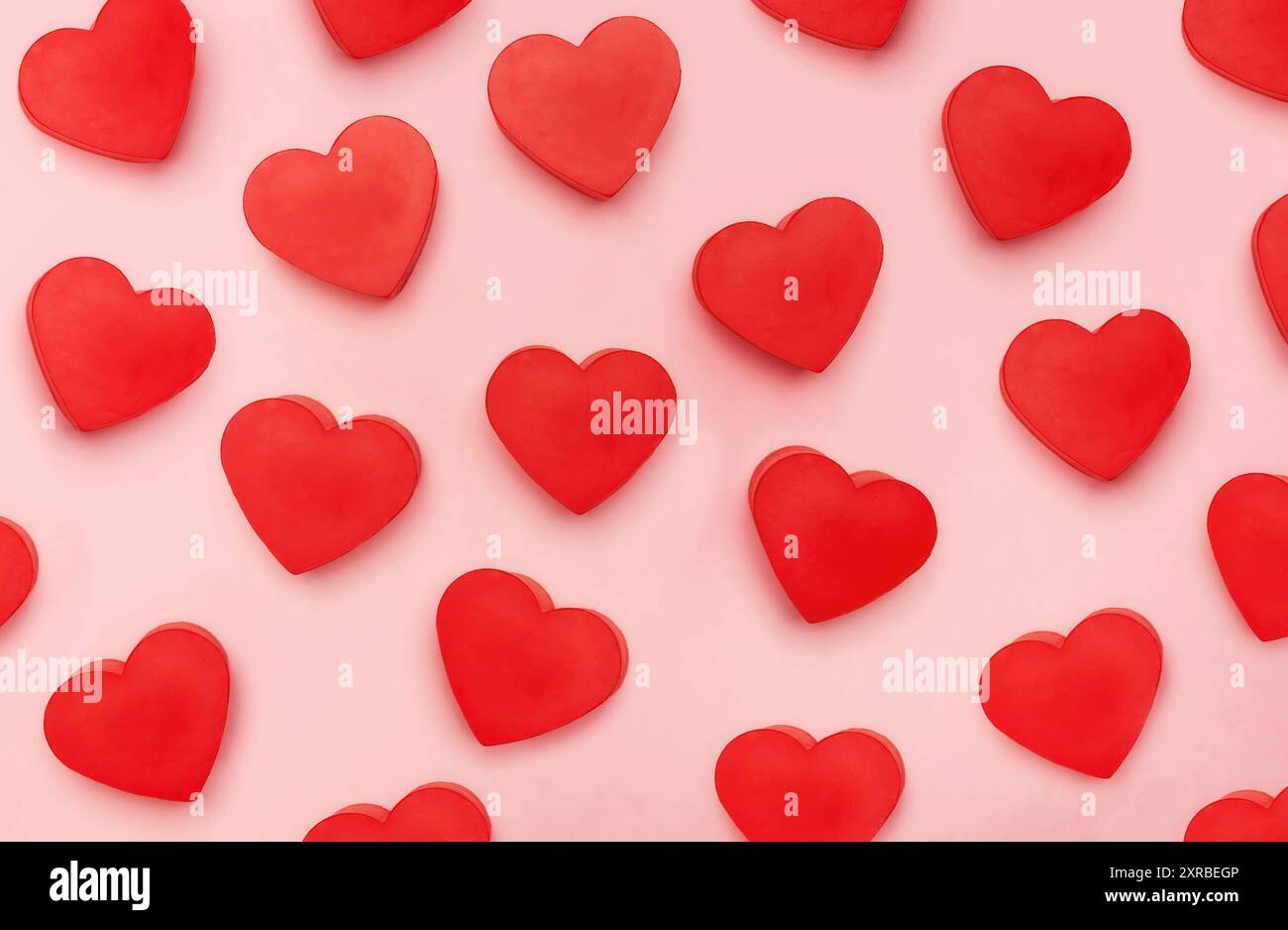 Vista piana di valentines cuori su sfondo rosa. Simbolo di amore e di giorno di San Valentino del concetto. Foto Stock