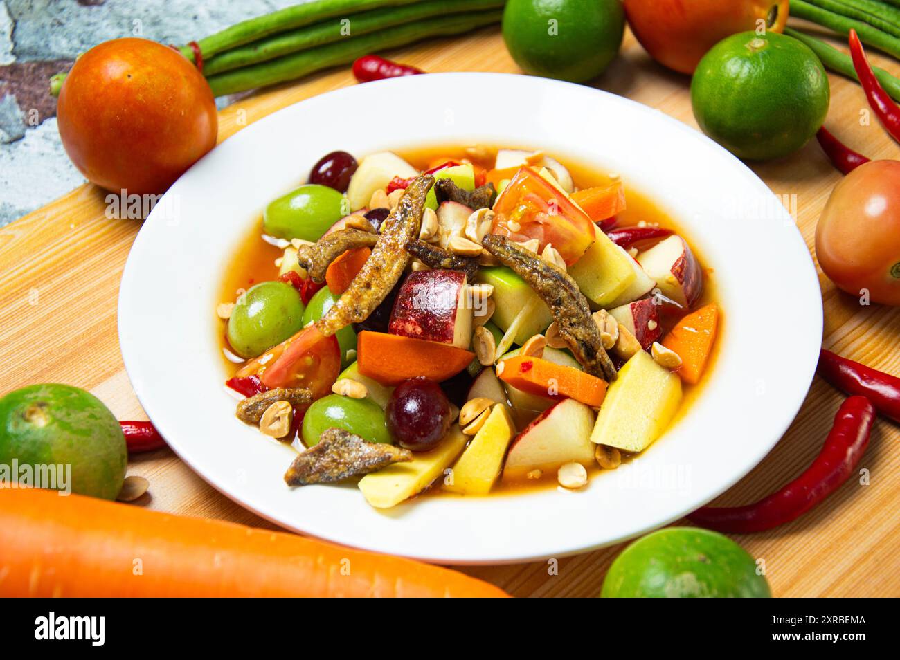 Macedonia di frutta mista, cucina tailandese o un altro nome che si chiama insalata di papaya di frutta mista Foto Stock