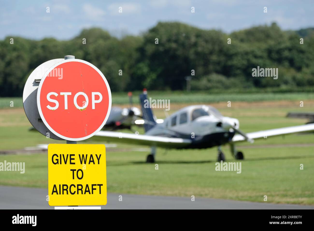 Cedere all'aeromobile - segnale di avvertimento per l'aviazione generale lato volo per il traffico in un campo di aviazione Foto Stock