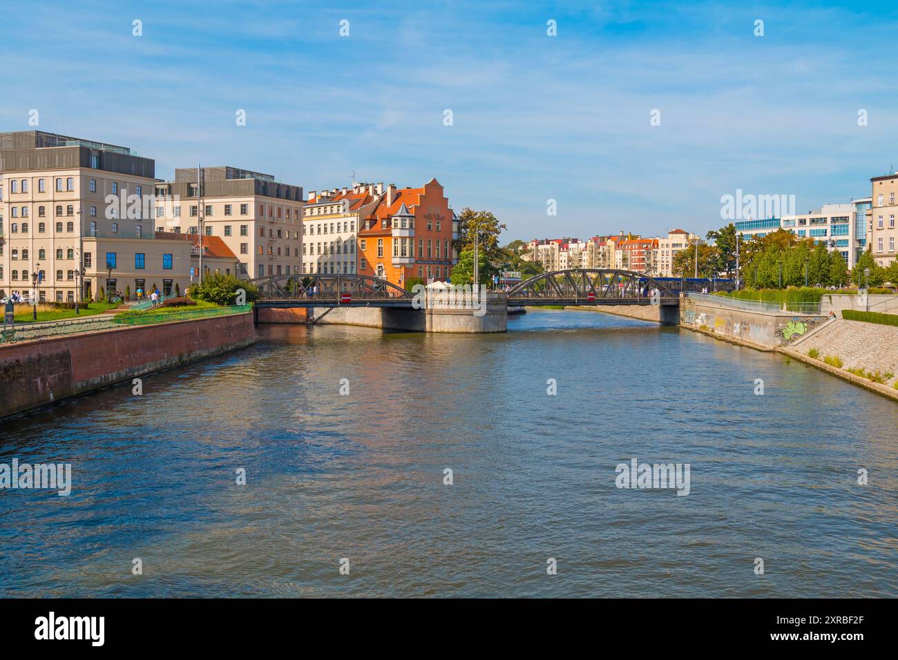 Wrocław, Polonia - 09.09.2023: Veduta del fiume Odra e del Ponte del mulino. Case colorate sullo sfondo Foto Stock