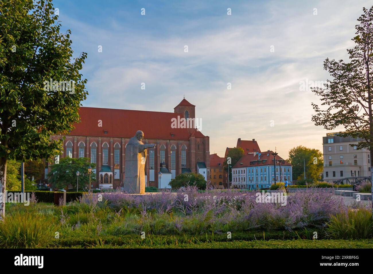 Breslavia, Polonia - 09.2023: La Chiesa di Wrocław sull'isola di Piasek al tramonto Foto Stock