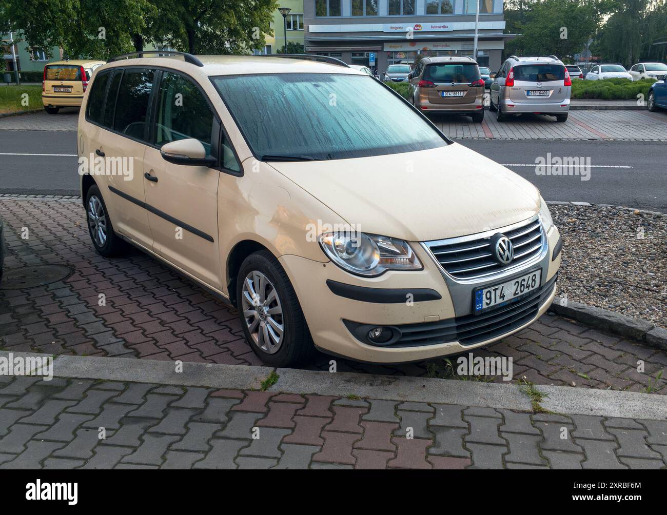 OSTRAVA, REPUBBLICA CECA - 23 MARZO 2024: Auto beige Volkswagen Touran MPV parcheggiata in strada Foto Stock
