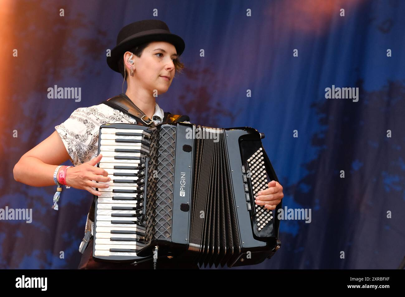 Williamscot, Regno Unito. 8 agosto 2024. Amy Thatcher suonatrice di fisarmonica dal vivo sul palco con Kathryn Tickell e The Darkening alla Cropredy Convention. Kathryn Tickell è una compositrice, interprete ed educatrice. Il Darkening, che prende il nome dalla vecchia parola northumbriana per il crepuscolo, comprende quattro membri con sede nel nord-est dell'Inghilterra Amy Thatcher, Joe Truswell alla batteria, Kathryn Tickell alla voce e alle pipe settentrionali, Kieran Szifris alla chitarra e al mandolino, Josie Duncan arpa e voce. Credito: SOPA Images Limited/Alamy Live News Foto Stock