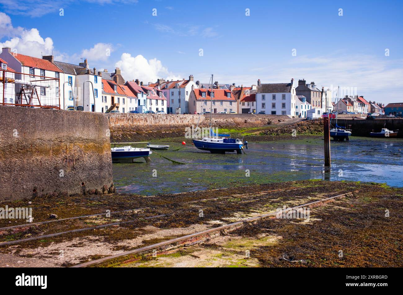 Bassa marea sullo scalo e porto a St Monans, Fife, Scozia Foto Stock