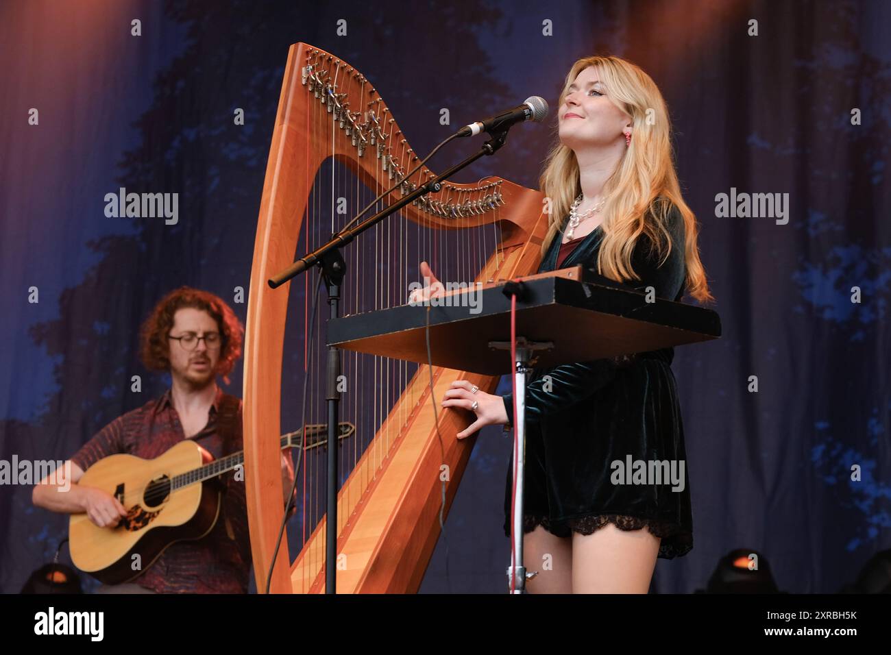 Williamscot, Regno Unito. 8 agosto 2024. Josie Duncan arpa e voce che si esibiscono dal vivo sul palco con Kathryn Tickell e The Darkening alla Cropredy Convention. Kathryn Tickell è una compositrice, interprete ed educatrice. Il Darkening, che prende il nome dalla vecchia parola northumbriana per il crepuscolo, comprende quattro membri con sede nel nord-est dell'Inghilterra Amy Thatcher, Joe Truswell alla batteria, Kathryn Tickell alla voce e alle pipe settentrionali, Kieran Szifris alla chitarra e al mandolino, Josie Duncan arpa e voce. (Foto di Dawn Fletcher-Park/SOPA Images/Sipa USA) credito: SIPA USA/Alamy Live News Foto Stock