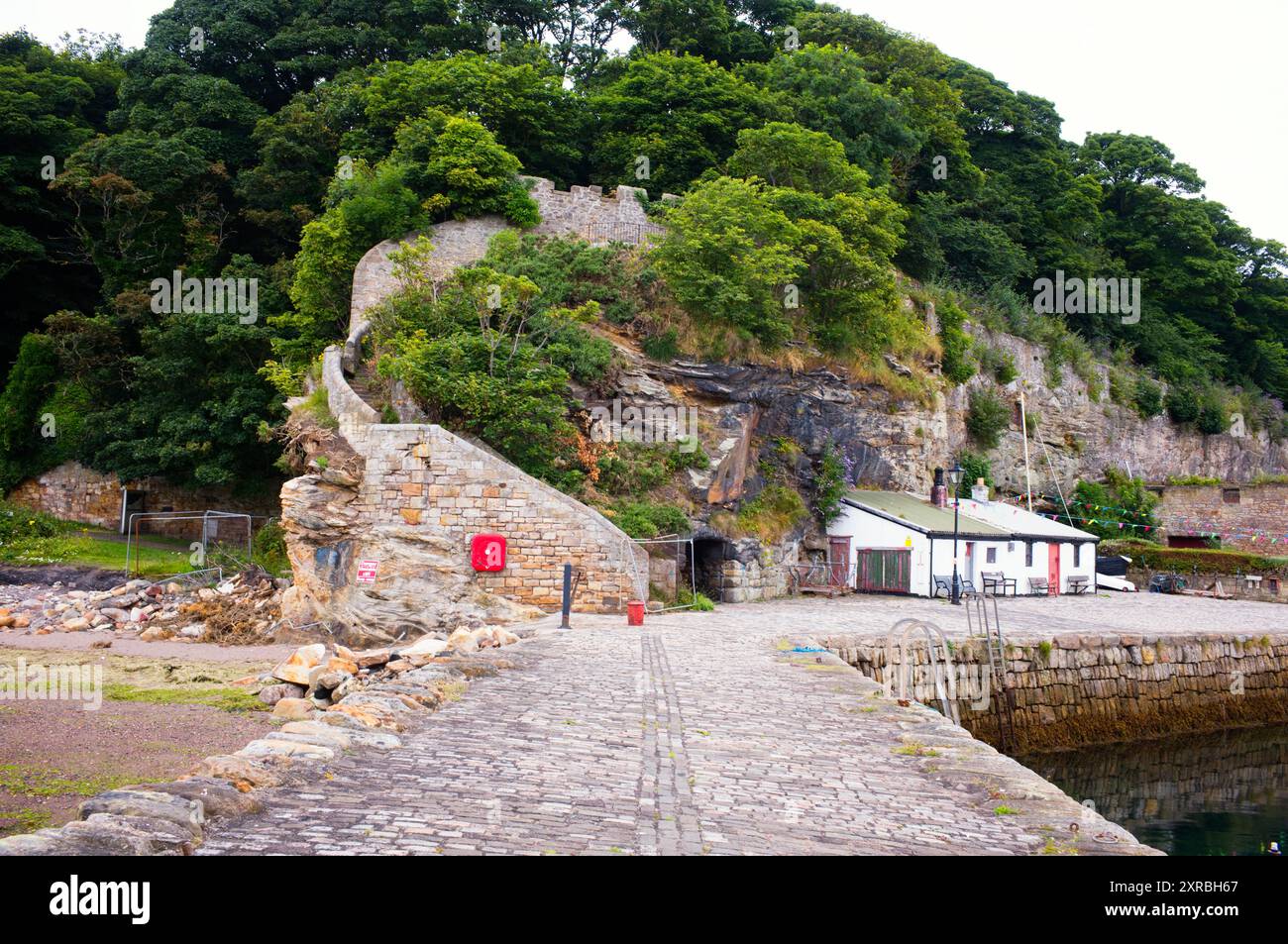 L'abitudine esterna a Dysart, a Fife, in Scozia, con tunnel roccioso Foto Stock