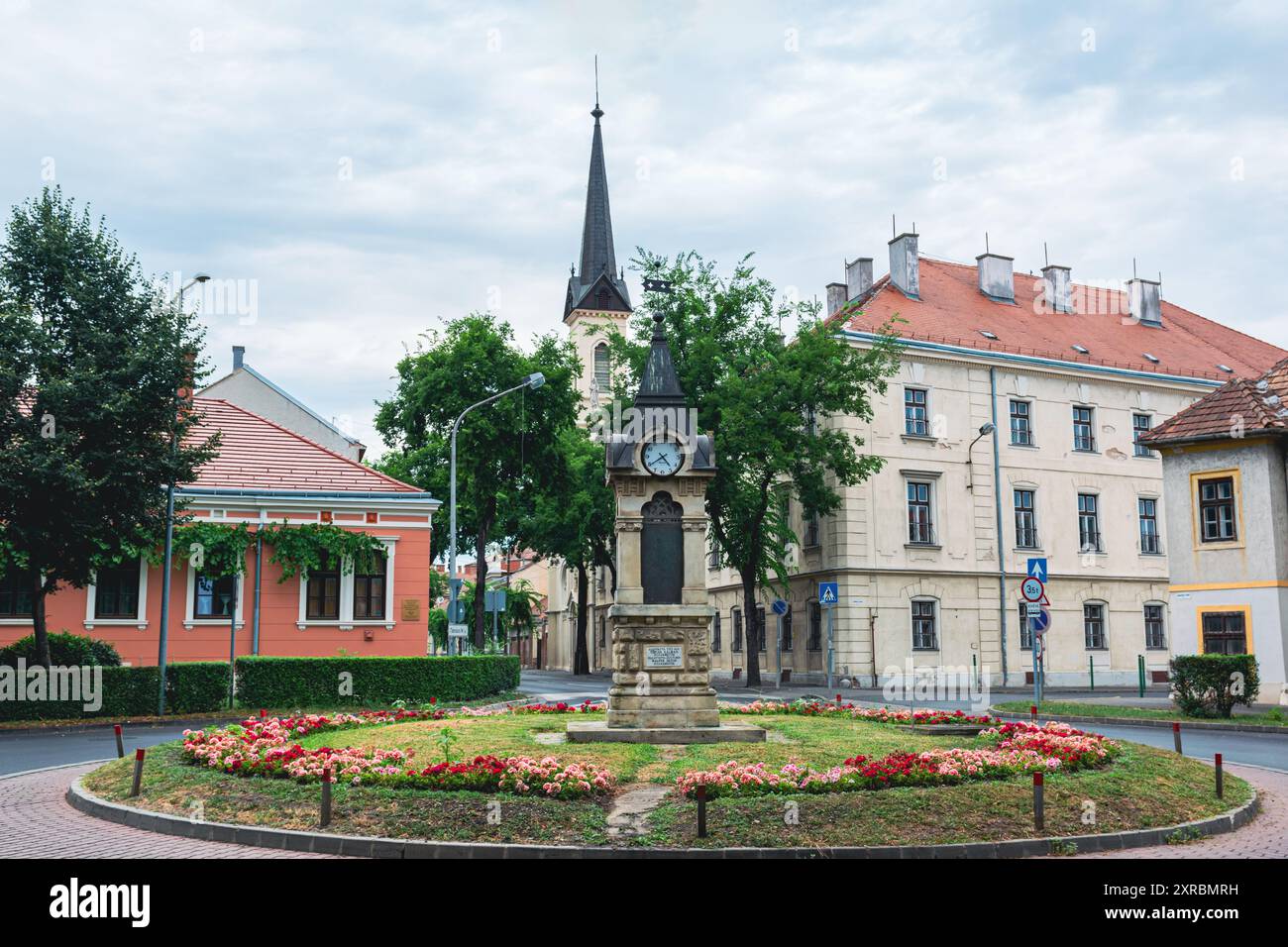 Torre dell'orologio in una rotatoria a Sopron, Ungheria Foto Stock