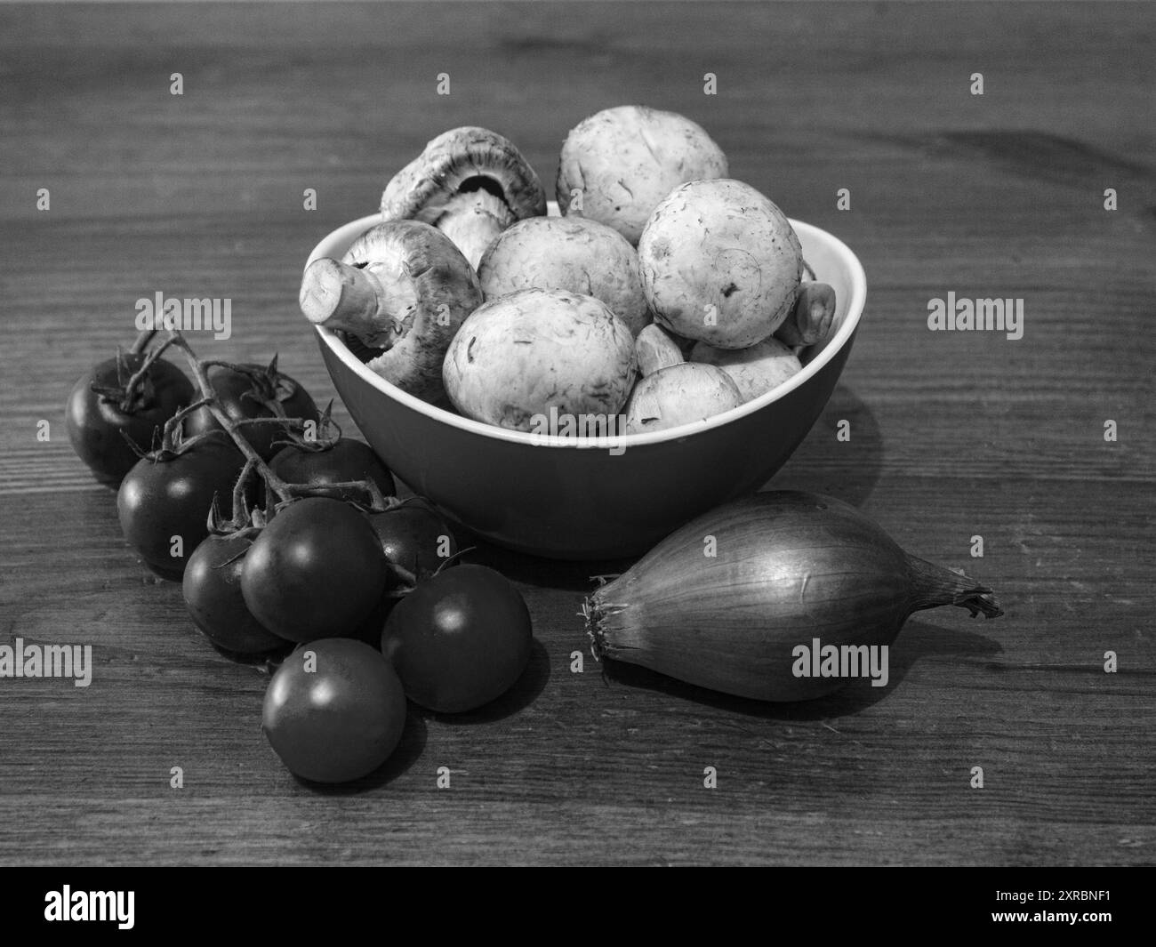 Verdura e frutta fresca e biologica su un tavolo di legno. Foto Stock