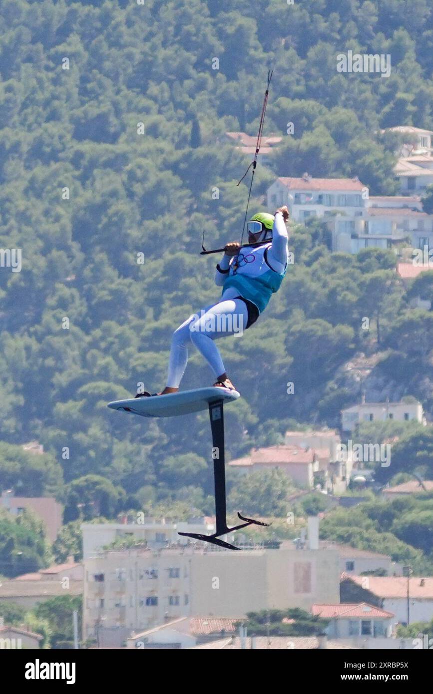 Marsiglia, Francia. 9 agosto 2024. Valentin Bontus d'Austria celebra dopo la gara 3 della finale di aquiloni maschili delle gare veliche dei Giochi Olimpici di Parigi 2024 al Marsiglia Marina di Marsiglia, Francia, 9 agosto 2024. Crediti: Zheng Huansong/Xinhua/Alamy Live News Foto Stock