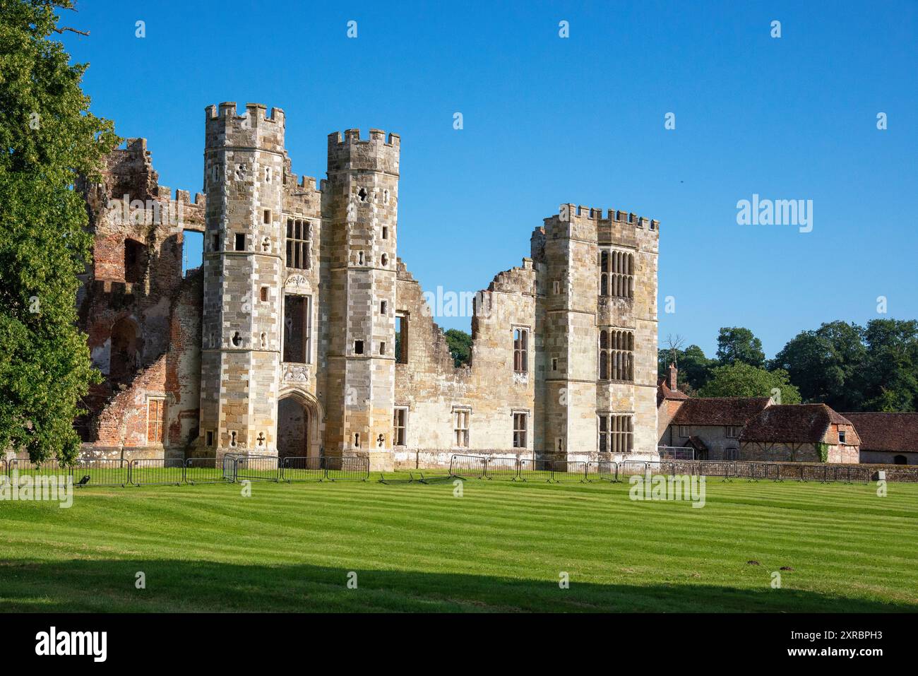 Cowdray Heritage Ruins, una delle più importanti case dei primi Tudor d'Inghilterra, è nota per essere stata visitata da re Enrico VIII e dalla regina Elizabeth1 Foto Stock