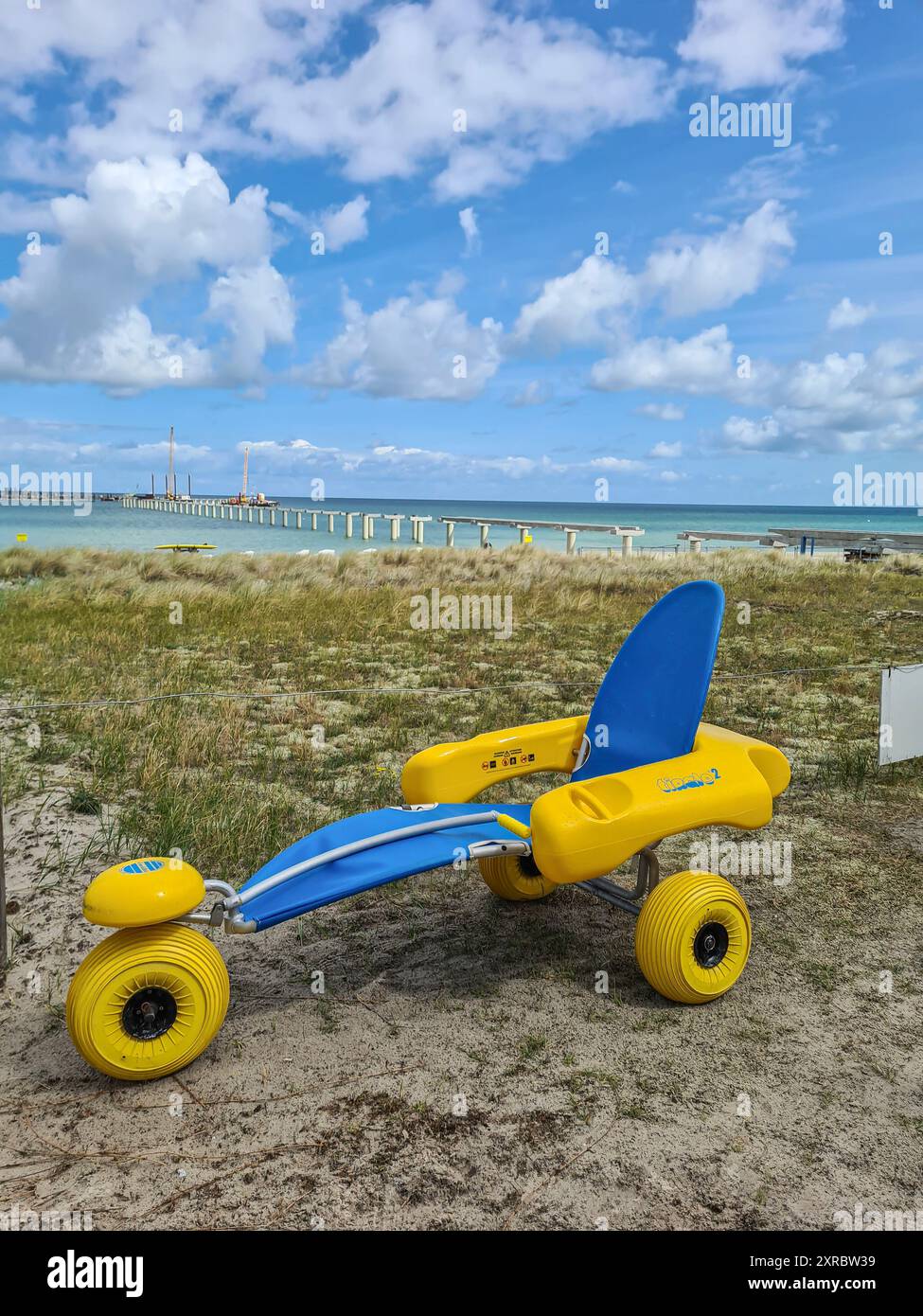 Sedia a rotelle galleggiante a noleggio dalla DLRG di Prerow, sedia a rotelle per disabili in spiaggia, Fischland-Darß-Zingst peni Foto Stock