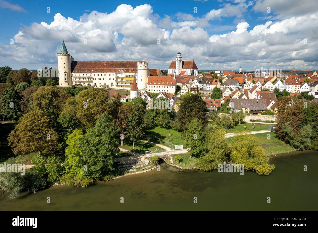 Veduta aerea di Lauingen an der Donau con l'ex castello di Lauingen e la chiesa parrocchiale di San Martino, Baviera, Germania Foto Stock