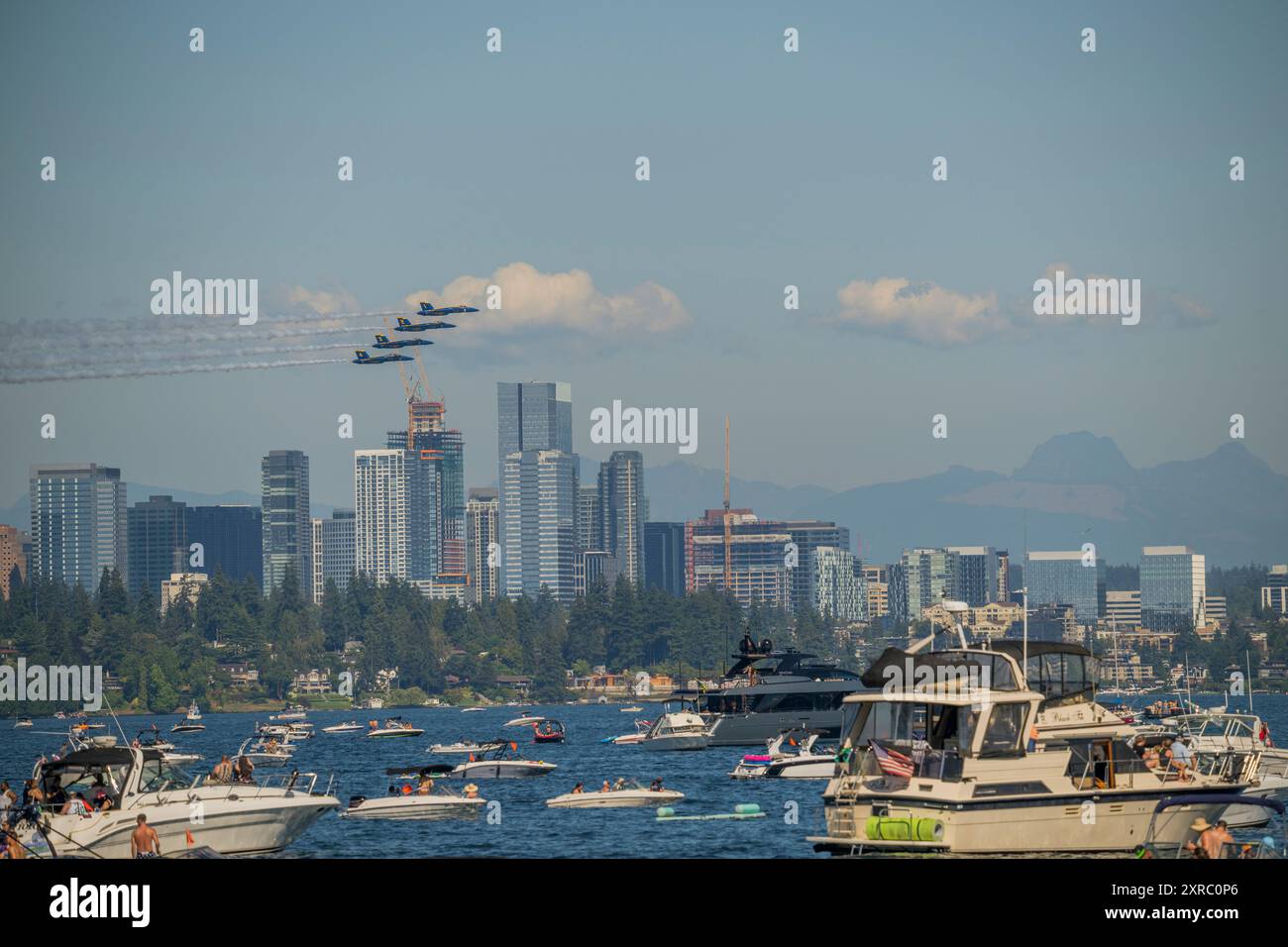 Blue Angels F/A-18 Hornets in volo al Boeing Seafair Airshow sul lago Washington con persone in barca durante il weekend Seafair a Seattle in WAS Foto Stock