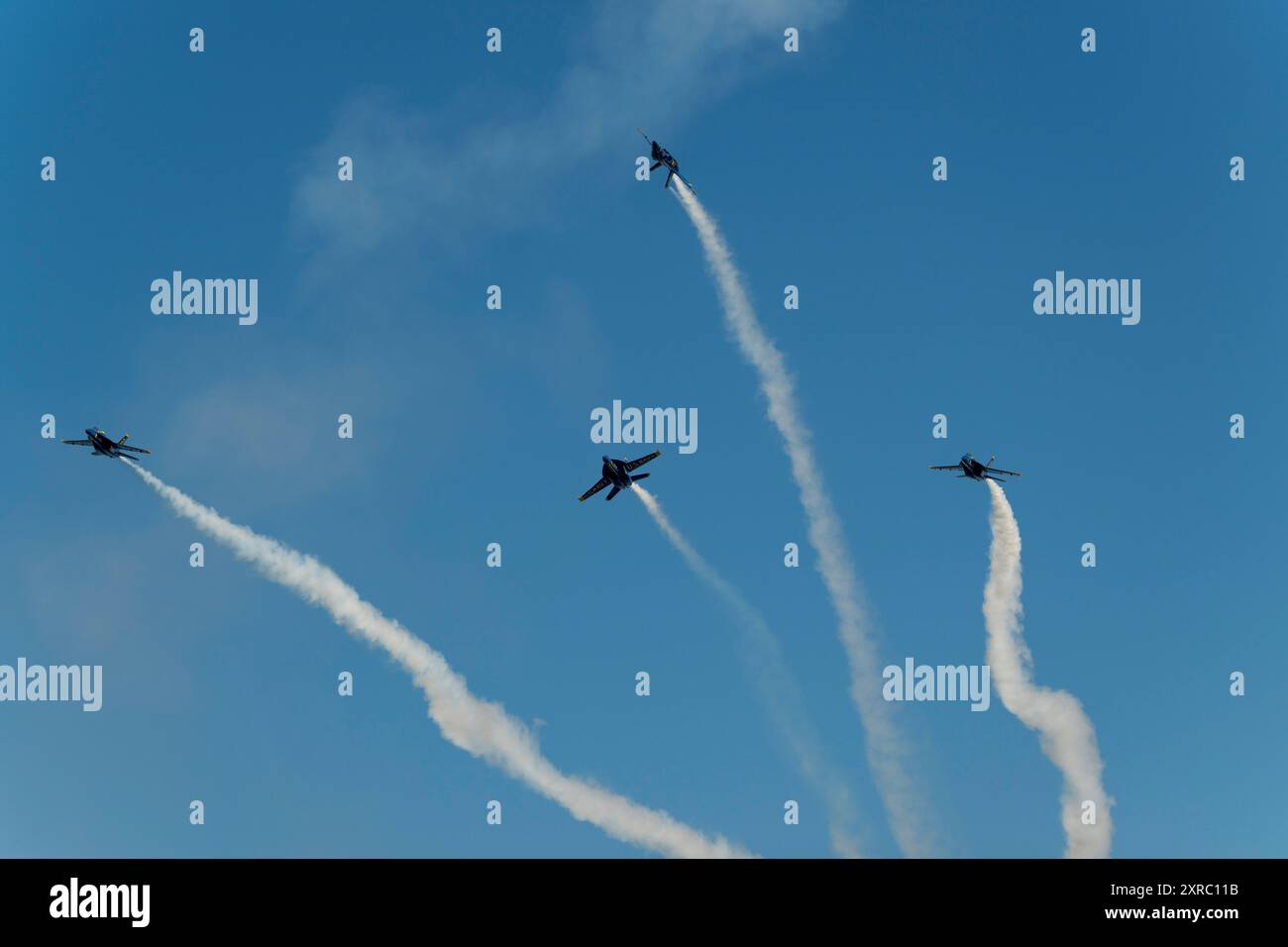 Blue Angels F/A-18 Hornets stanno volando Delta Break-Out formazione sul Lago di Washington per il weekend Seaflair a Seattle nello Stato di Washington, Stati Uniti. Foto Stock