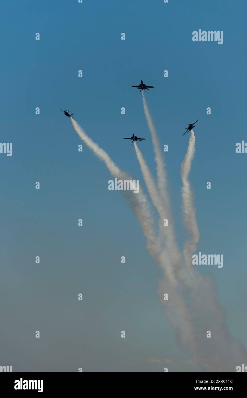 Blue Angels F/A-18 Hornets stanno volando Delta Break-Out formazione sul Lago di Washington per il weekend Seaflair a Seattle nello Stato di Washington, Stati Uniti. Foto Stock