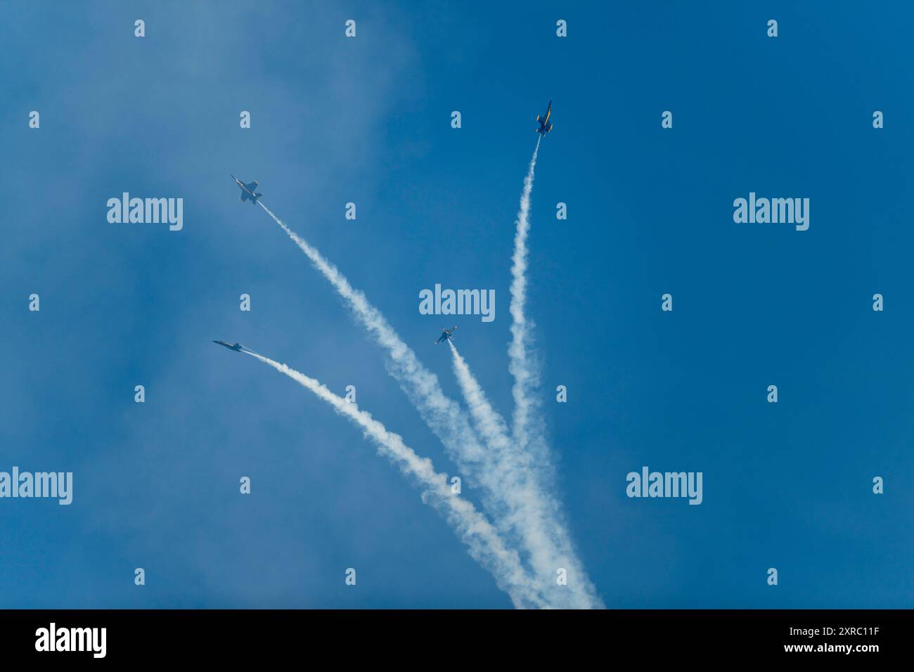 Blue Angels F/A-18 Hornets stanno volando Delta Break-Out formazione sul Lago di Washington per il weekend Seaflair a Seattle nello Stato di Washington, Stati Uniti. Foto Stock