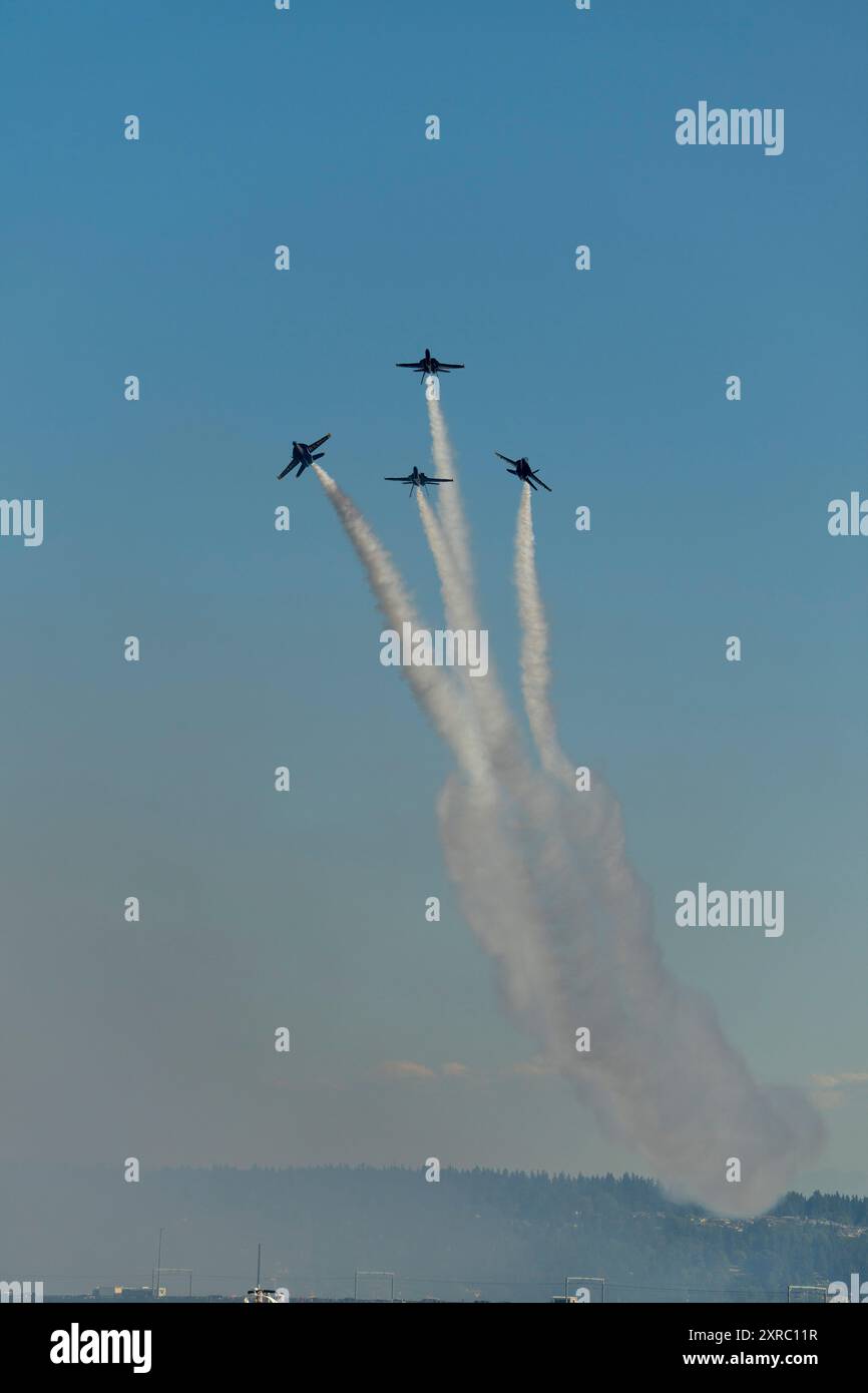 Blue Angels F/A-18 Hornets stanno volando Delta Break-Out formazione sul Lago di Washington per il weekend Seaflair a Seattle nello Stato di Washington, Stati Uniti. Foto Stock