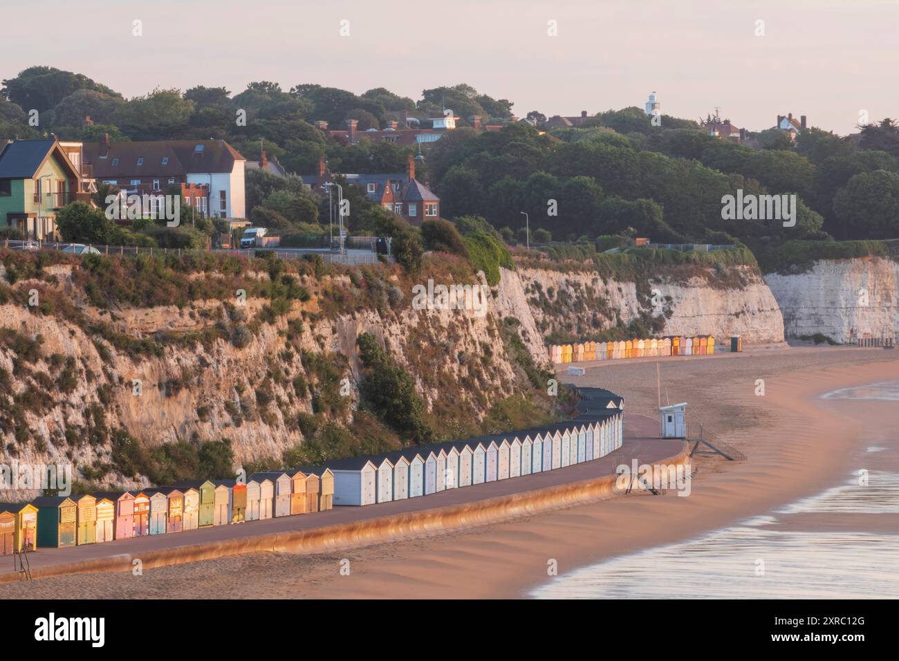 Inghilterra, Kent, Broadstairs, Stone Bay, Beach Shoreline e una lunga fila di colorate Beach Huts Foto Stock