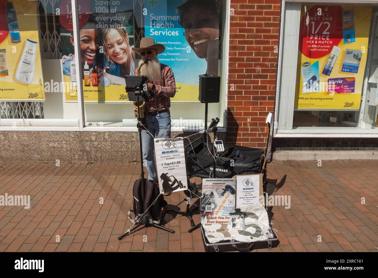 Inghilterra, Kent, Deal, Deal High Street, sassofono Charlie Lewis Busking su Deal High Street Foto Stock