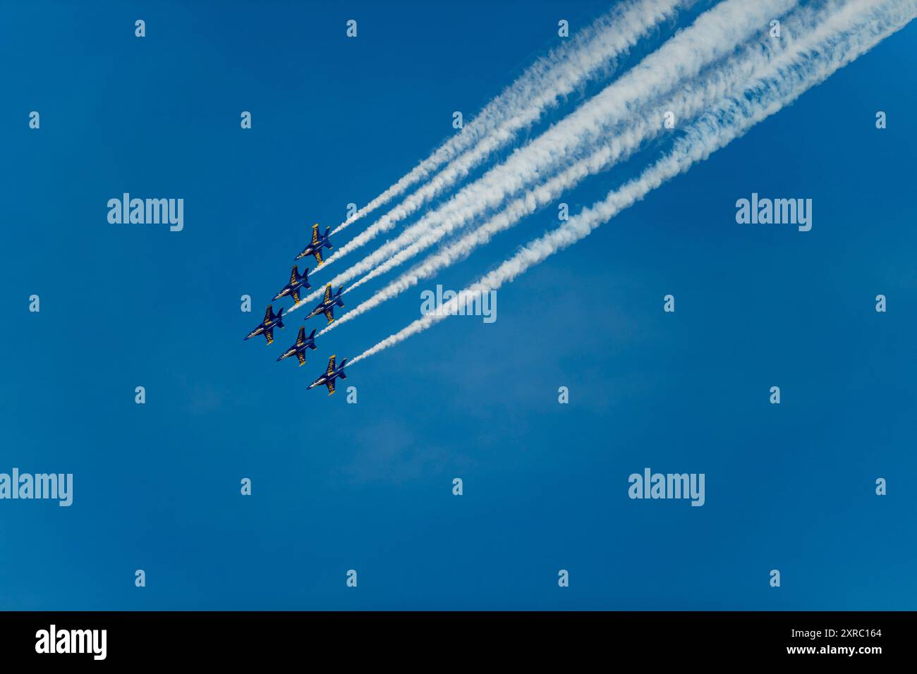 Sei Blue Angels F/A-18 Hornets con fumo stanno sorvolando il lago Washington per il weekend Seafair a Seattle, nello stato di Washington, USA. Foto Stock