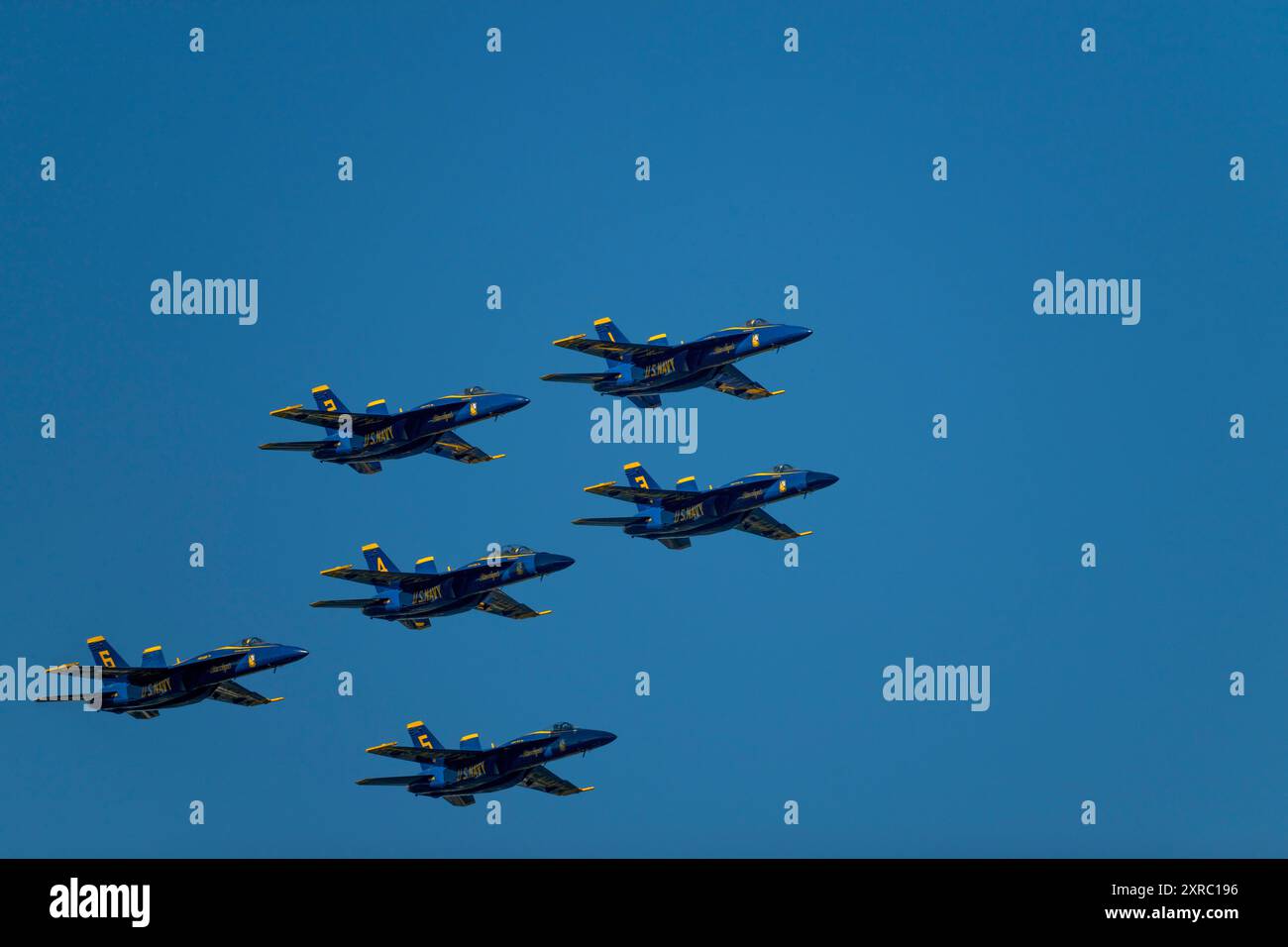Sei Blue Angels F/A-18 Hornets sorvolano il lago Washington per il weekend Seafair a Seattle, nello stato di Washington, USA. Foto Stock
