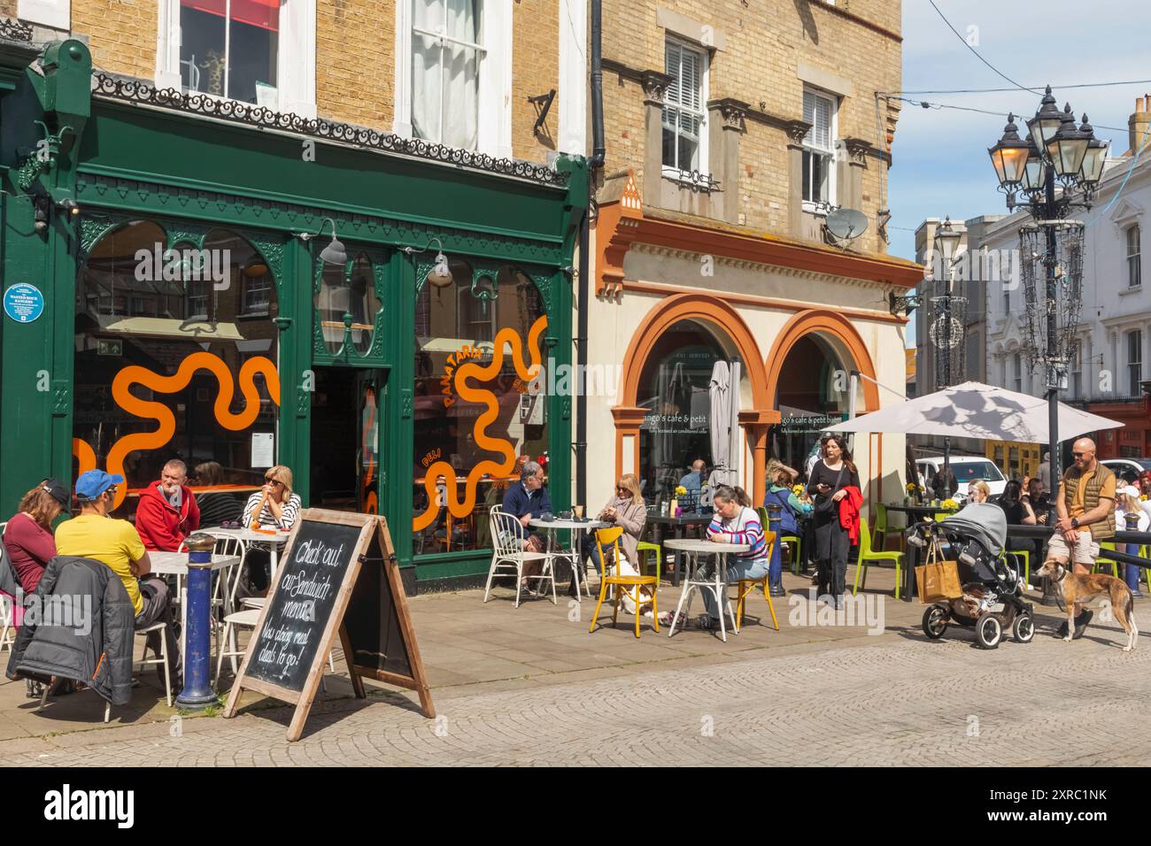 Inghilterra, Kent, Folkestone, High Street, ristoranti all'aperto Foto Stock