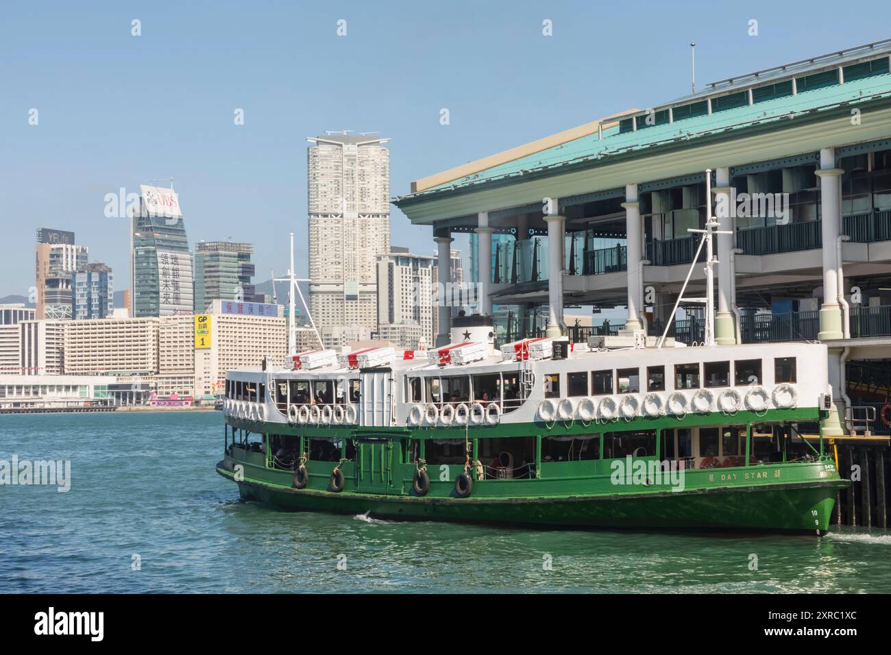 Cina, Hong Kong, Isola di Hong Kong, Star Ferry, imbarco passeggeri traghetto Foto Stock