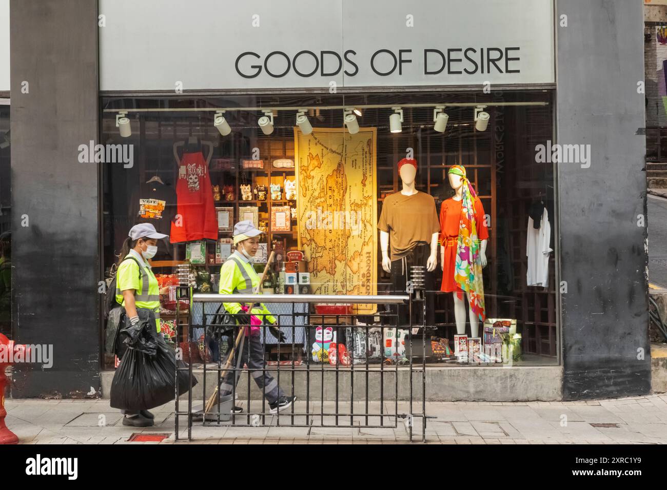 Cina, Hong Kong, Isola di Hong Kong, Soho, Hollywood Road, i pulitori di strada passano dalla finestra del negozio Foto Stock
