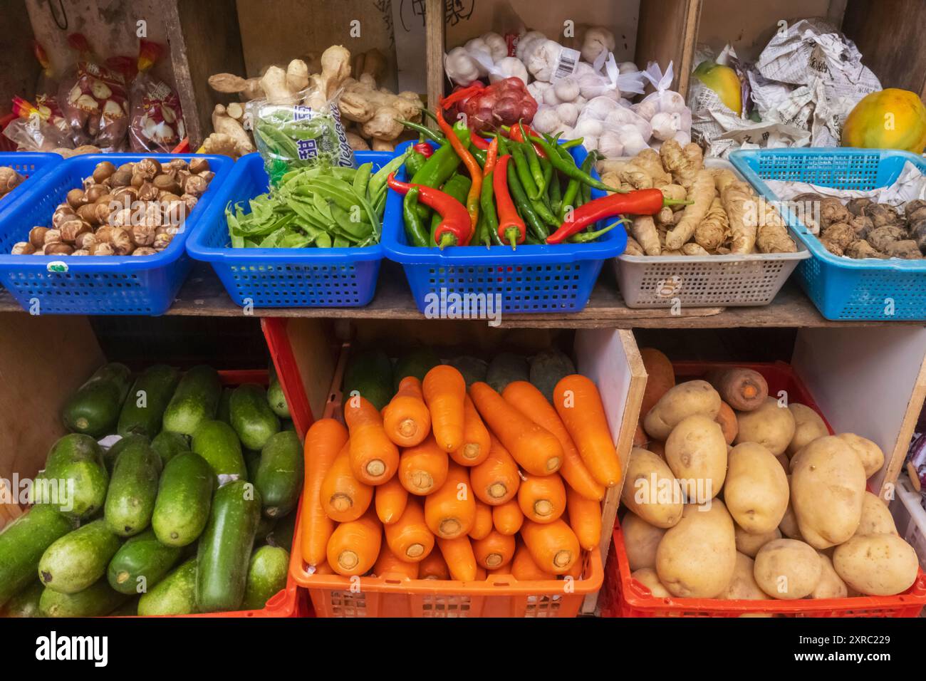 Cina, Hong Kong, Isola di Hong Kong, Centro, esposizione di negozi di frutta e verdura Foto Stock