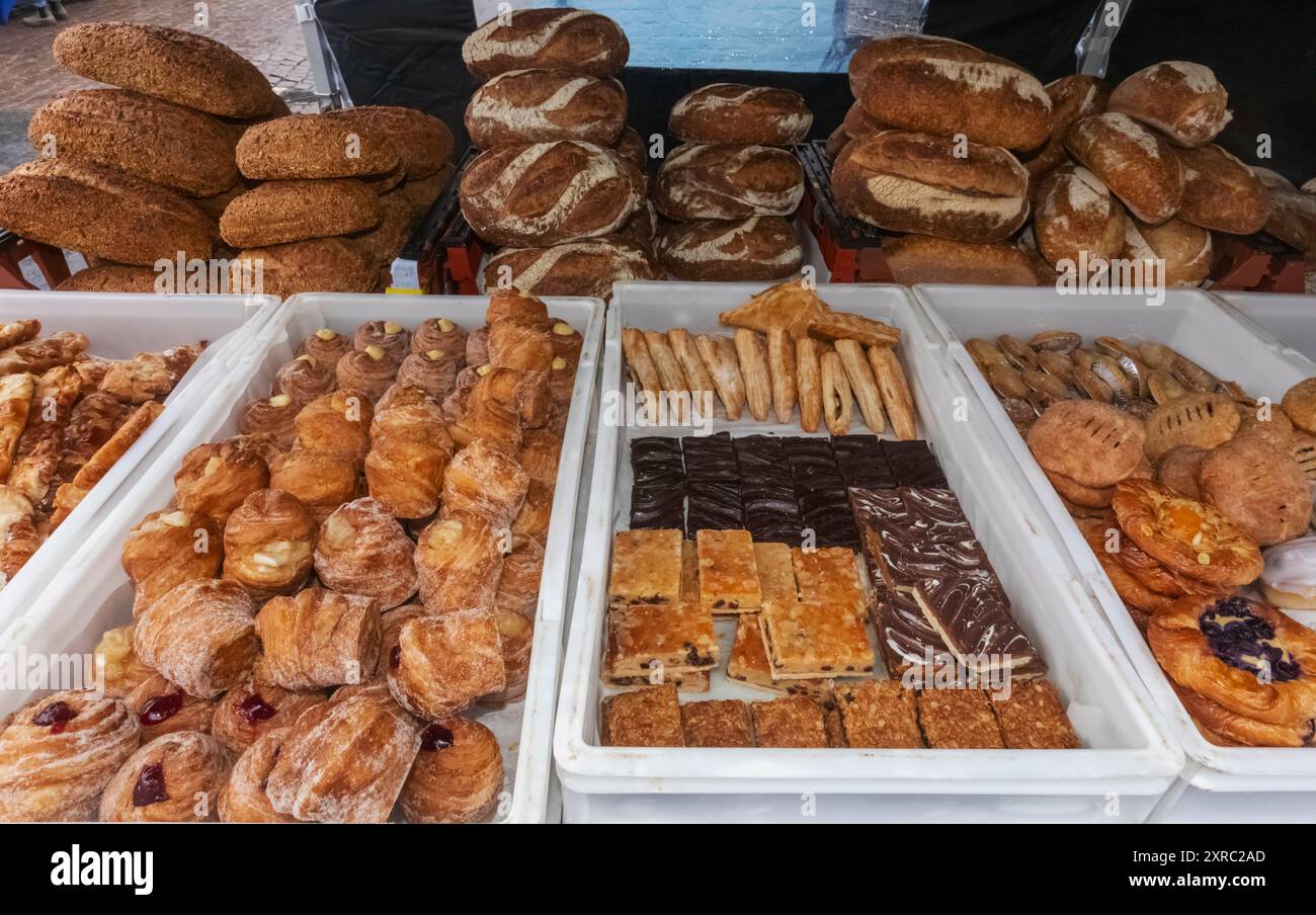 Inghilterra, Sussex, West Sussex, Arundel, The Monthly Street Market, esposizione di pane e torte Foto Stock
