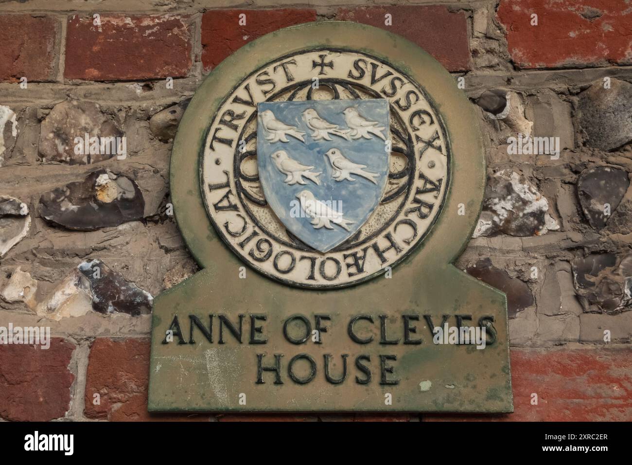 Inghilterra, Sussex, East Sussex, Lewes, Sussex Archaeological Trust targa sul muro di Anna di Cleves House Foto Stock
