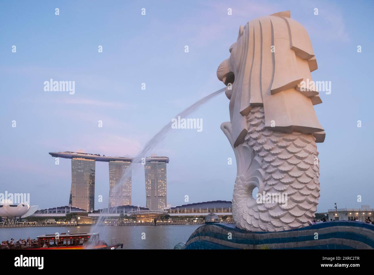 Asia, Singapore, la statua di Merlion e il Marina Bay Sands Hotel Foto Stock