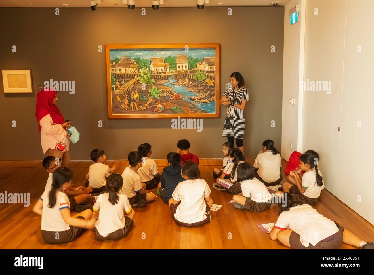 Asia, Singapore, Galleria Nazionale, Vista interna dei bambini e degli insegnanti delle scuole Foto Stock