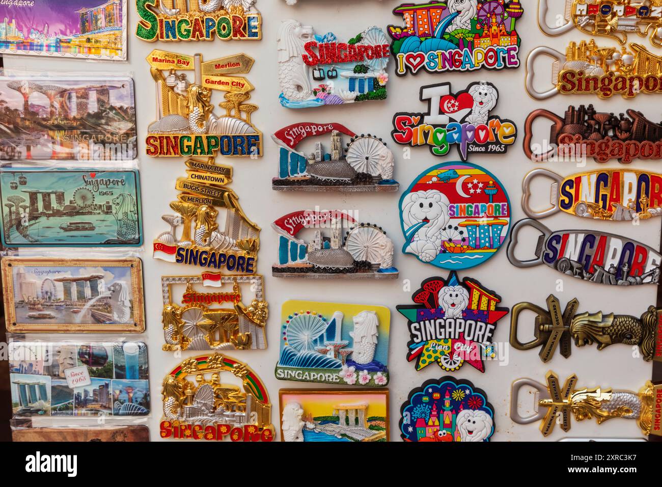 Asia, Singapore, Chinatown, negozio di souvenir esposizione di magneti colorati per frigorifero Foto Stock