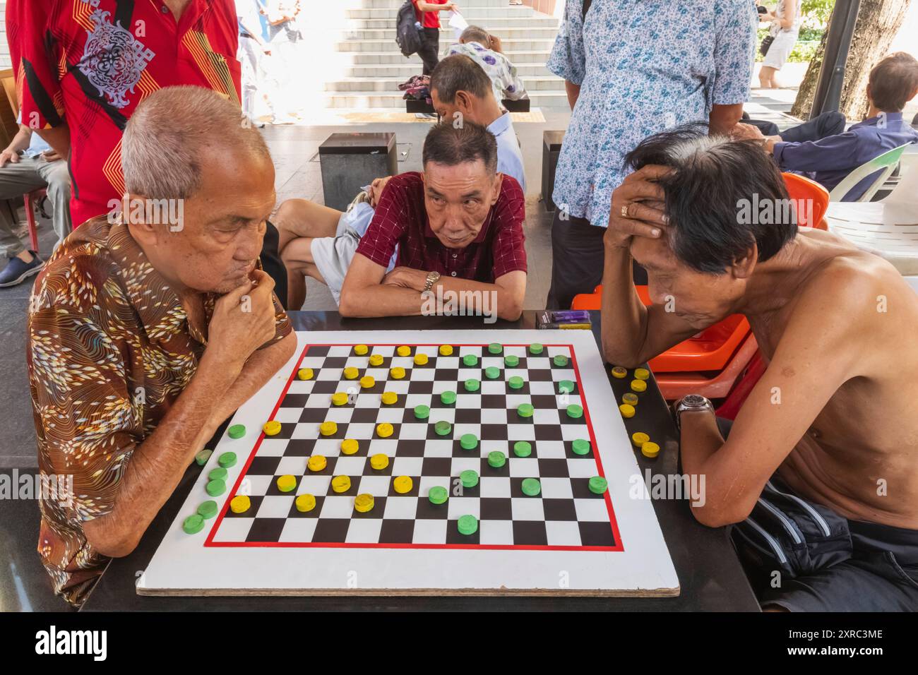 Asia, Singapore, Chinatown, anziani che giocano a dama Foto Stock