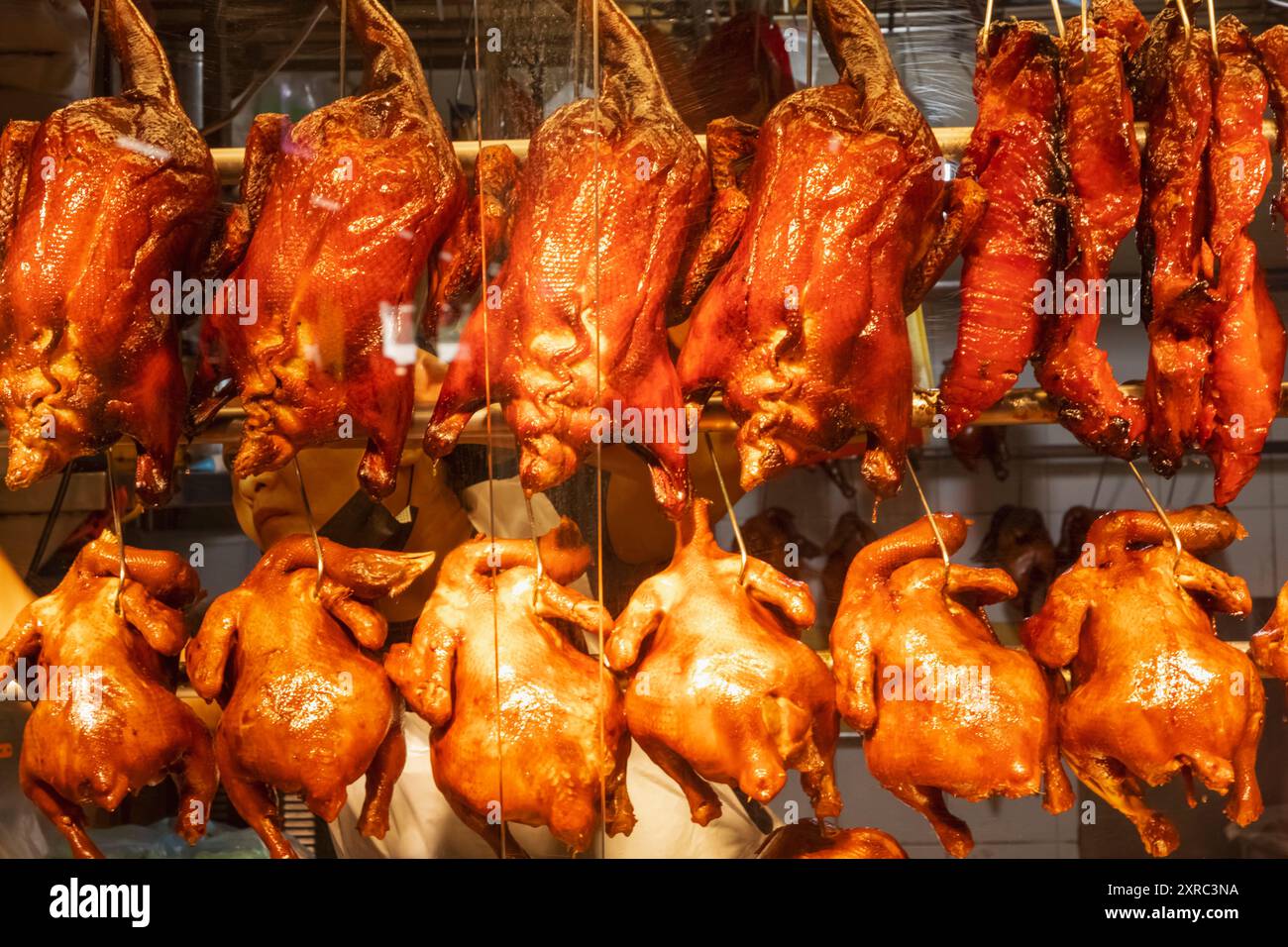 Asia, Singapore, Chinatown, area ristoro tipica, colorato Hawker Stall, visualizzazione della finestra Stall carne arrosto Foto Stock