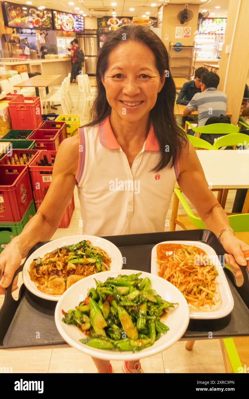 Asia, Singapore, Chinatown, Food Court tipico, vassoio di cibo femminile Foto Stock