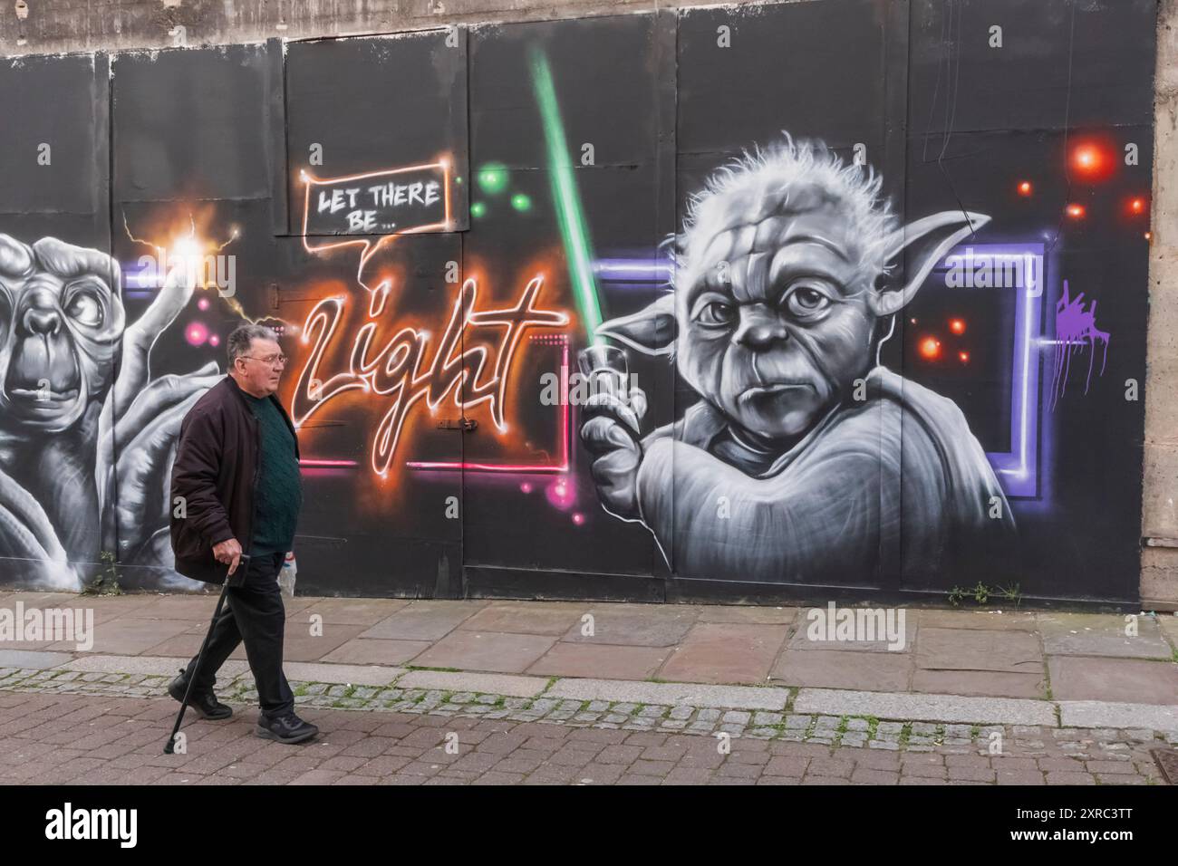 Inghilterra, Kent, Gravesend, Wall Art e Person Walking By Foto Stock