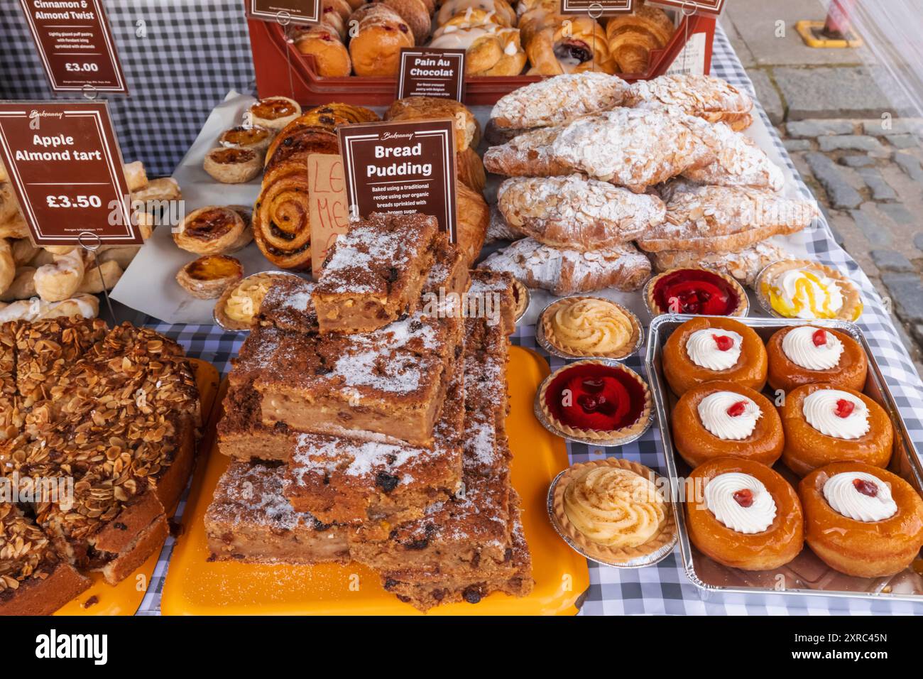 Inghilterra, Kent, Faversham, Faversham Market, Bakeaway display di torte e pasticcini Foto Stock