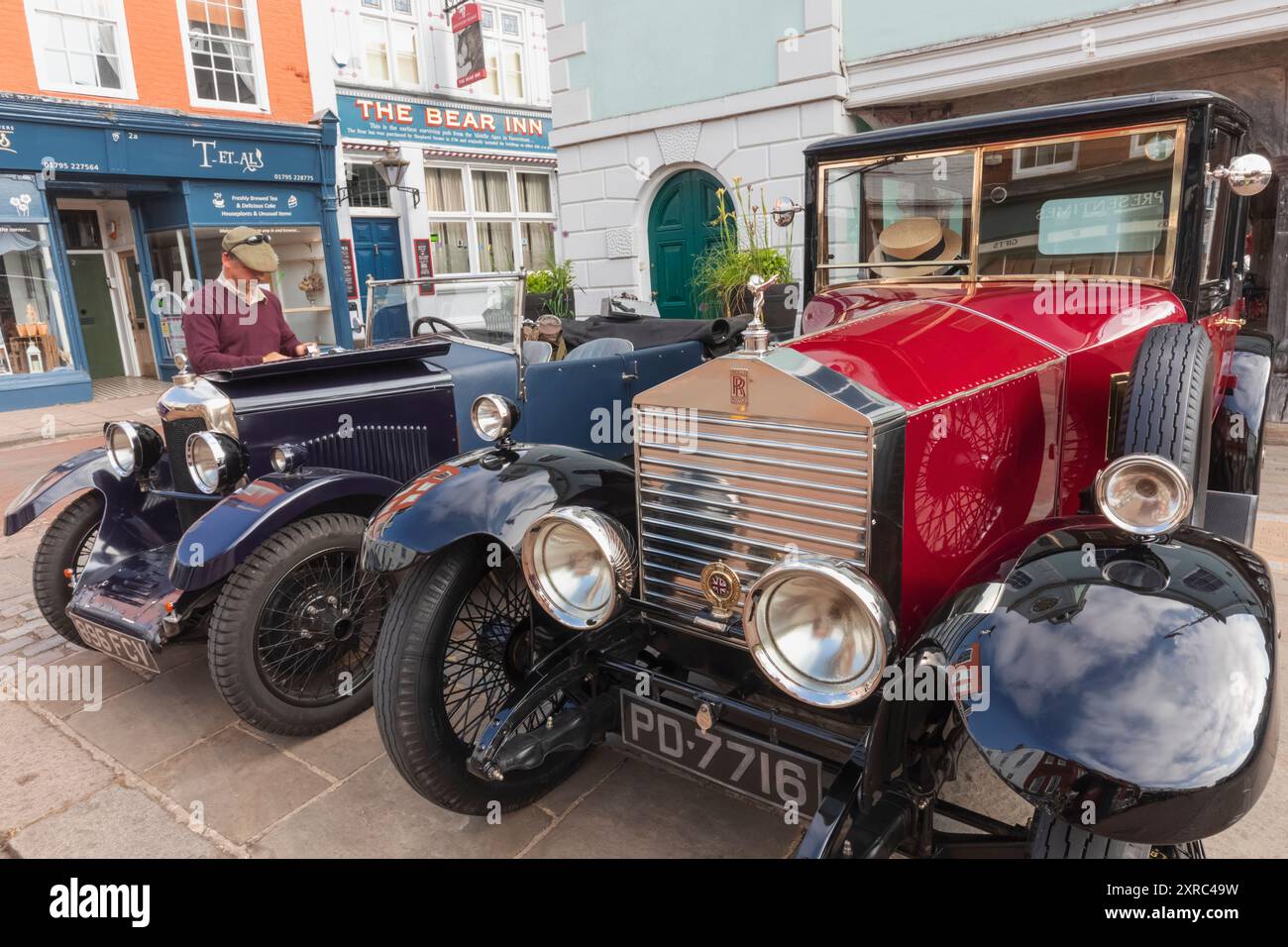 Inghilterra, Kent, Faversham, Festival annuale dei trasporti, esposizione di auto d'epoca, Jaguar d'epoca e Anglia Foto Stock