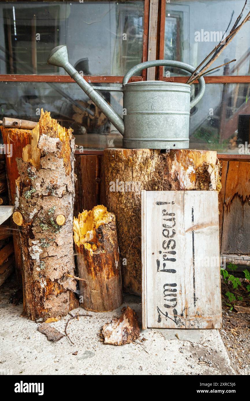 Vecchi segni di legno di un ex parrucchiere nel capannone Foto Stock