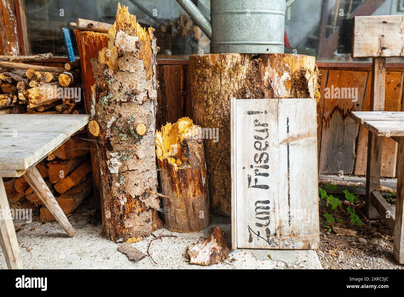 Vecchi segni di legno di un ex parrucchiere nel capannone Foto Stock
