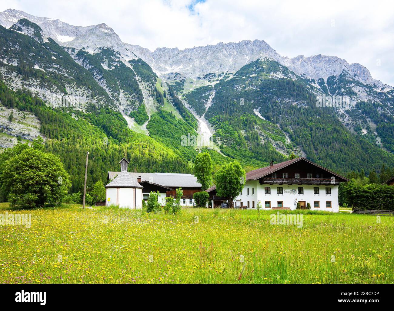 La Marienkapelle (nome popolare Unterlochlehnkapelle) a Unterlochlehn, comune di Leutasch, un edificio sacro tardo barocco risalente al 1720 circa, accanto a una fattoria orgogliosa. Valle di Leutasch, Tirolo, Austria Foto Stock
