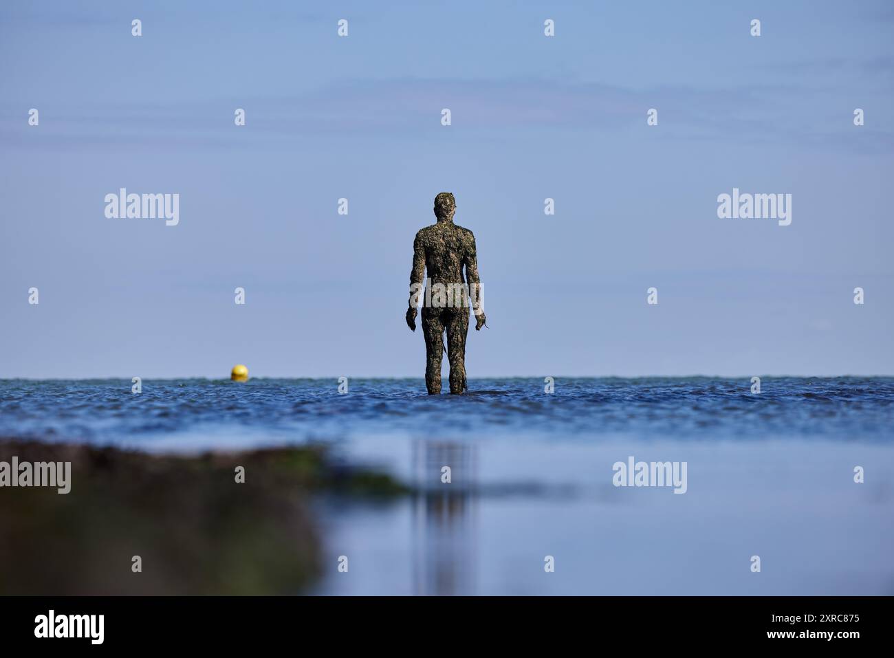 Antony Gormley un'altra statua del tempo. UN'ALTRA VOLTA è una serie di cento, solide figure in ghisa di Antony Gormley Foto Stock