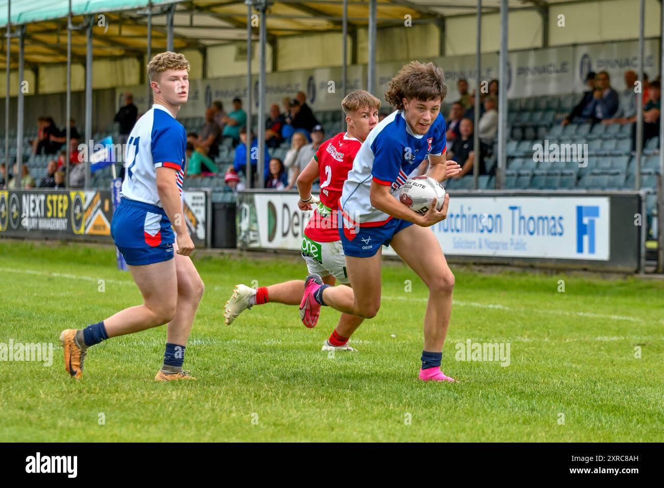 Neath, Galles. 3 agosto 2024. Il Travis-Jack Morse dei British Community Lions corre con la palla durante la partita del campionato Under 16 Four Nations tra Galles e Inghilterra Community Lions al Lextan Gnoll di Neath, Galles, Regno Unito, il 3 agosto 2024. Crediti: Duncan Thomas/Majestic Media. Foto Stock