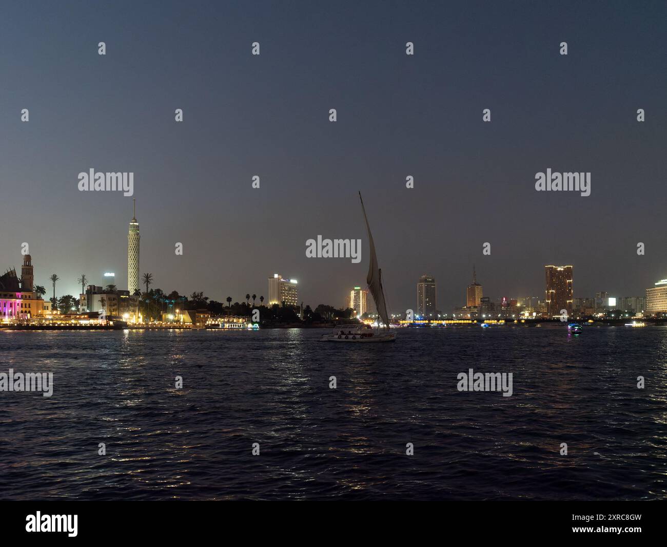 Vista notturna della città del Cairo da una barca sul Nilo, Egitto Foto Stock