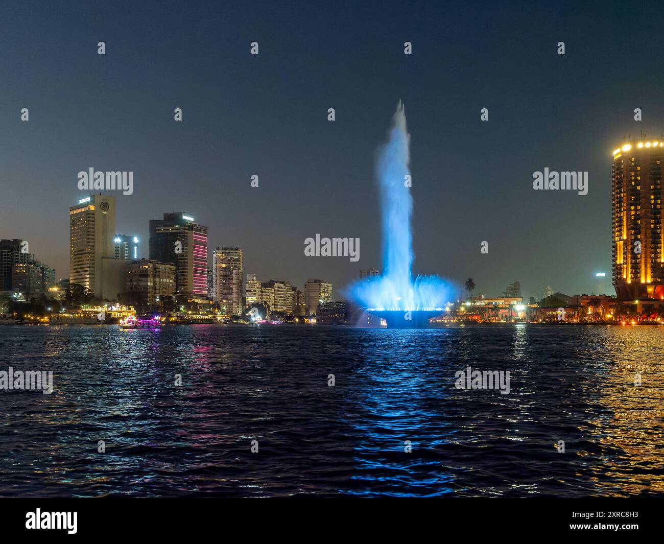 Vista notturna della città del Cairo da una barca sul Nilo, Egitto Foto Stock
