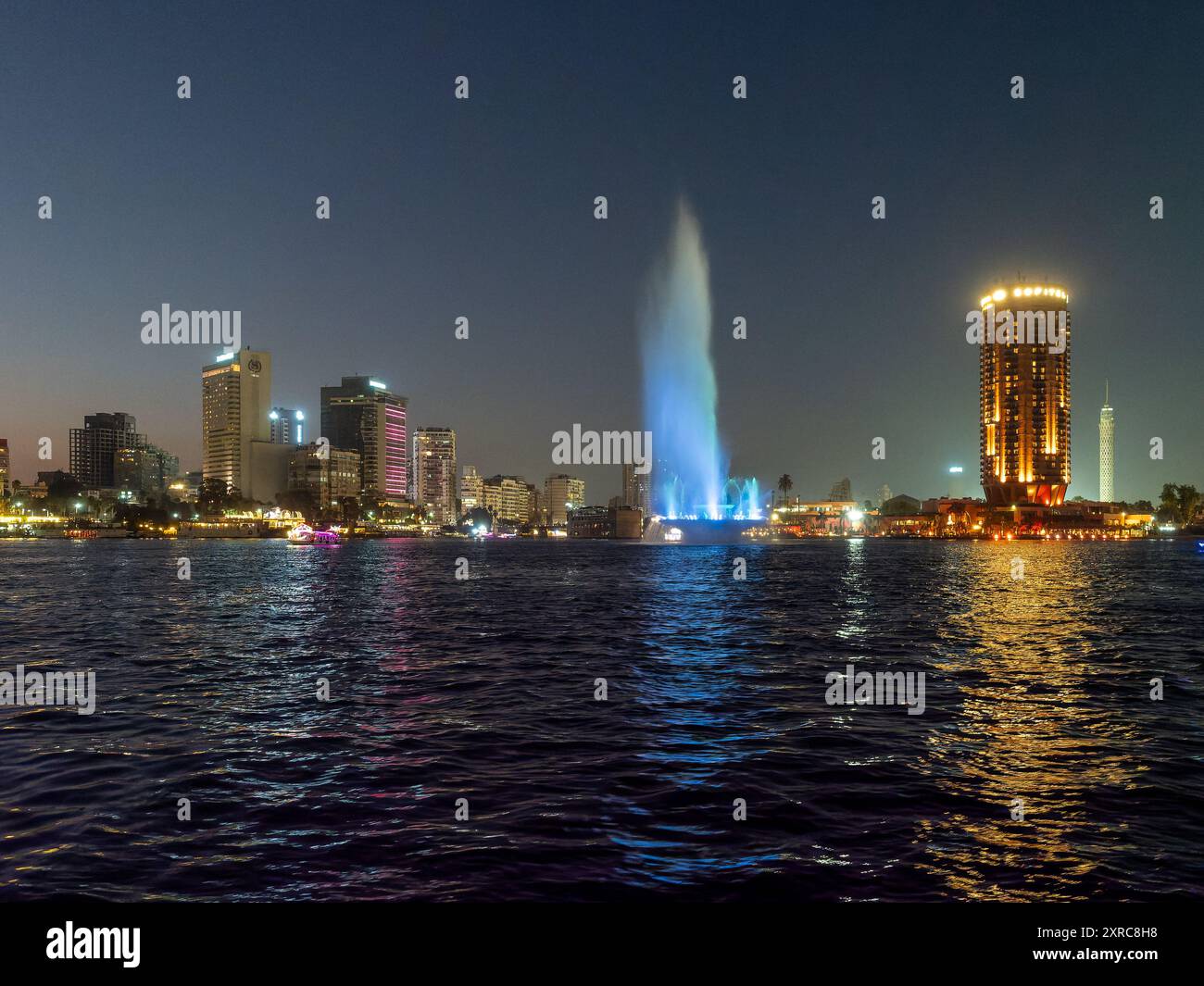 Vista notturna della città del Cairo da una barca sul Nilo, Egitto Foto Stock