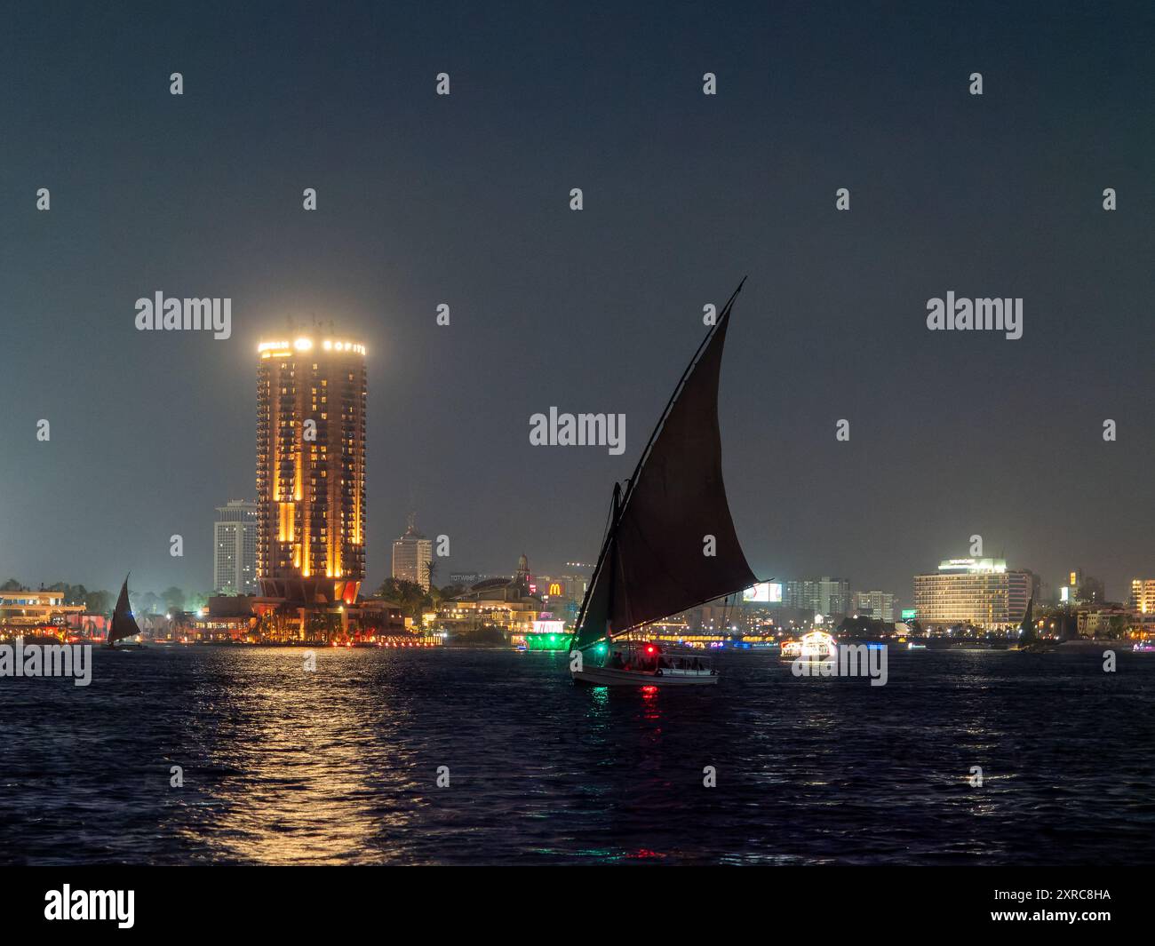 Vista notturna della città del Cairo da una barca sul Nilo, Egitto Foto Stock