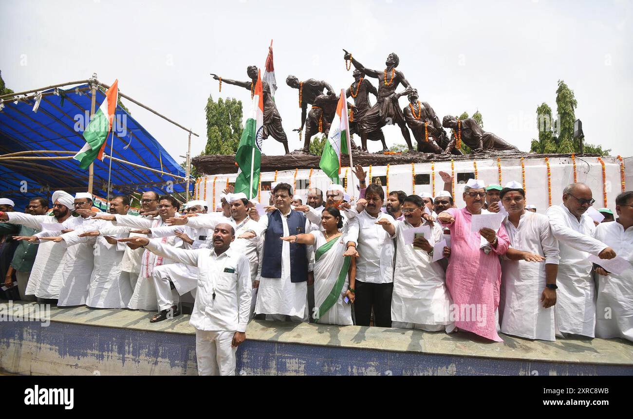 Patna, India. 09 agosto 2024. PATNA, INDIA - 9 AGOSTO: I membri del Congresso prestano giuramento in occasione di August Kranti Diwas fuori Shaheed Smarak il 9 agosto 2024 a Patna, India. (Foto di Santosh Kumar/Hindustan Times/Sipa USA) credito: SIPA USA/Alamy Live News Foto Stock